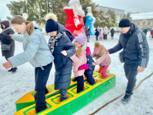 Весёлые забавы прошли на площади Дома культуры