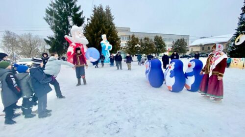 Весёлые забавы прошли на площади Дома культуры