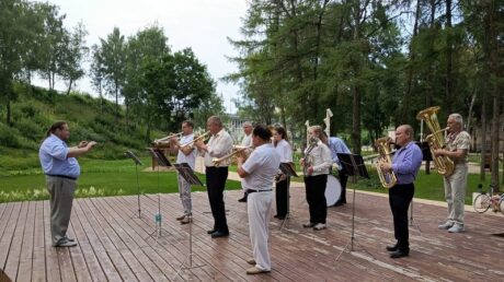 И в дождь, и в зной оркестр наш духовой…