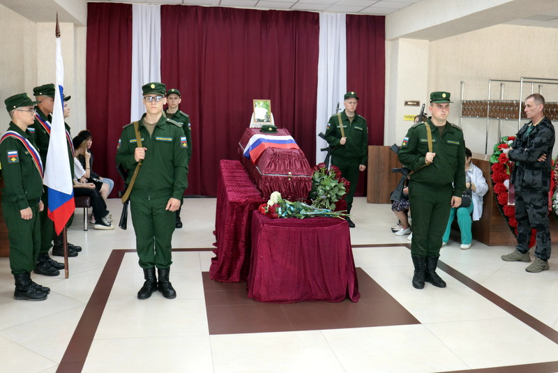 В Старице проводили в последний путь Максима Фецера, погибшего на СВО