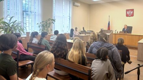 Старицкий районный суд посетили воспитанники Семейного центра