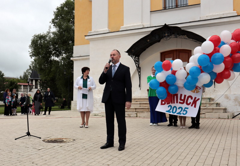 Он здесь рождён, и мы отсюда родом!
