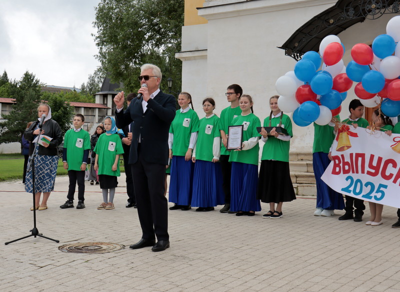 Он здесь рождён, и мы отсюда родом!