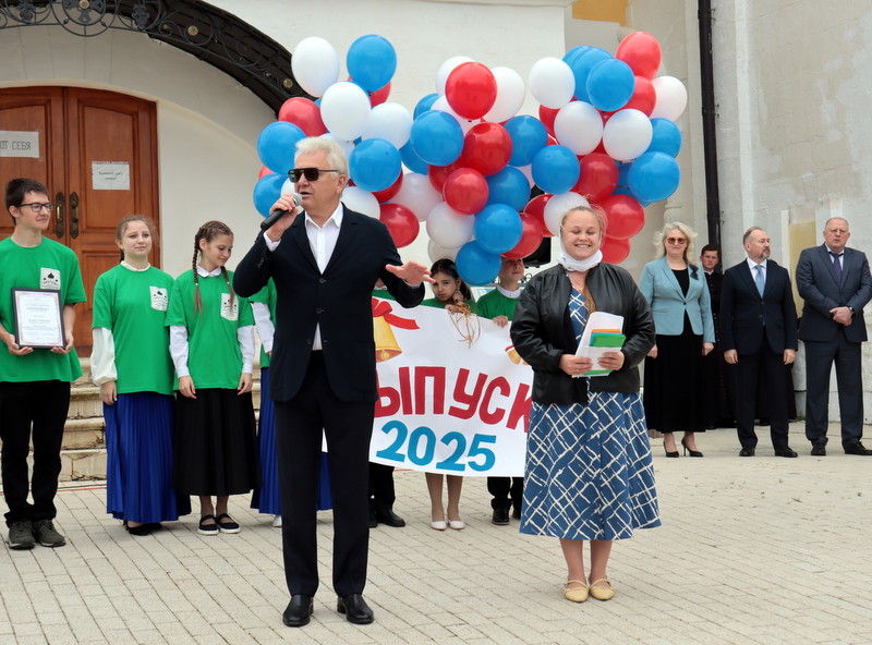 Он здесь рождён, и мы отсюда родом!