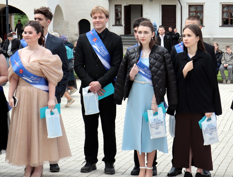 Он здесь рождён, и мы отсюда родом!