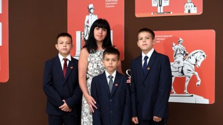 В Тверской области стартовала выдача бесплатной школьной формы: проект инициирован Губернатором Игорем Руденей