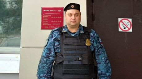 Судебный пристав оказал первую помощь посетителю суда, пережившему приступ
