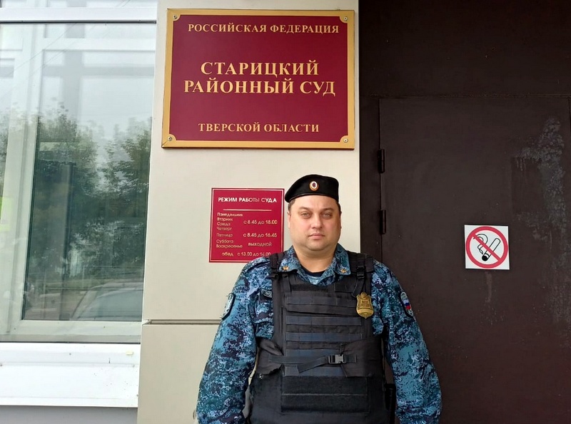 Судебный пристав оказал первую помощь посетителю суда, пережившему приступ