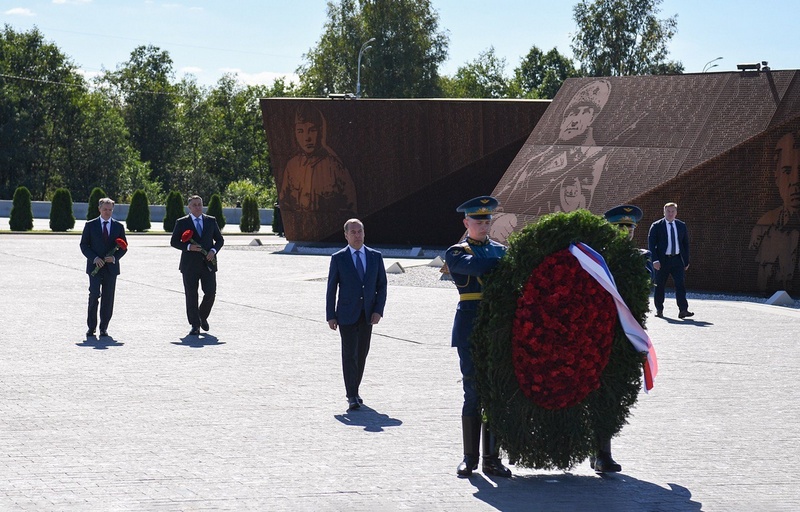 Председатель партии «Единая Россия», заместитель Председателя Совета Безопасности РФ Дмитрий Медведев и Губернатор Игорь Руденя на Ржевском мемориале Советскому солдату почтили память павших воинов