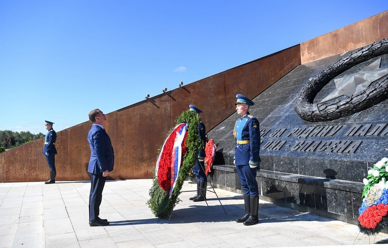 Председатель партии «Единая Россия», заместитель Председателя Совета Безопасности РФ Дмитрий Медведев и Губернатор Игорь Руденя на Ржевском мемориале Советскому солдату почтили память павших воинов