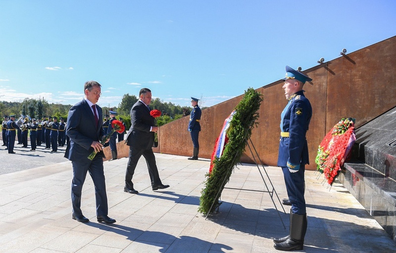 Председатель партии «Единая Россия», заместитель Председателя Совета Безопасности РФ Дмитрий Медведев и Губернатор Игорь Руденя на Ржевском мемориале Советскому солдату почтили память павших воинов