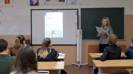 Восьмиклассникам на уроке финансовой грамотности рассказали об опасности вовлечения в дропперство