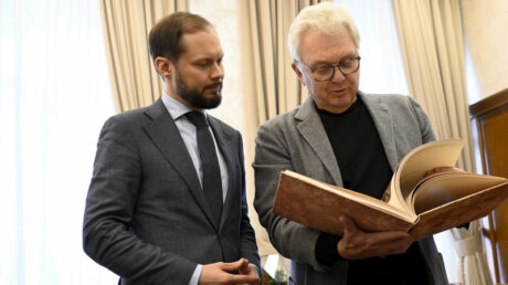 Временно исполняющий обязанности Губернатора Виталий Королев и председатель Совета Фонда возрождения Старицкого Свято-Успенского монастыря Виктор Христенко обсудили реализацию проекта «Старицкий посад» и мастер-плана города Старицы