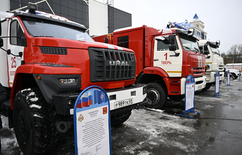 Временно исполняющий обязанности Губернатора Виталий Королев вручил региональные награды и передал спецтранспорт сотрудникам ГУ МЧС по Тверской области