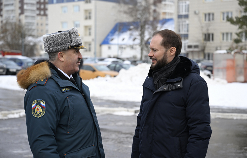 Временно исполняющий обязанности Губернатора Виталий Королев вручил региональные награды и передал спецтранспорт сотрудникам ГУ МЧС по Тверской области
