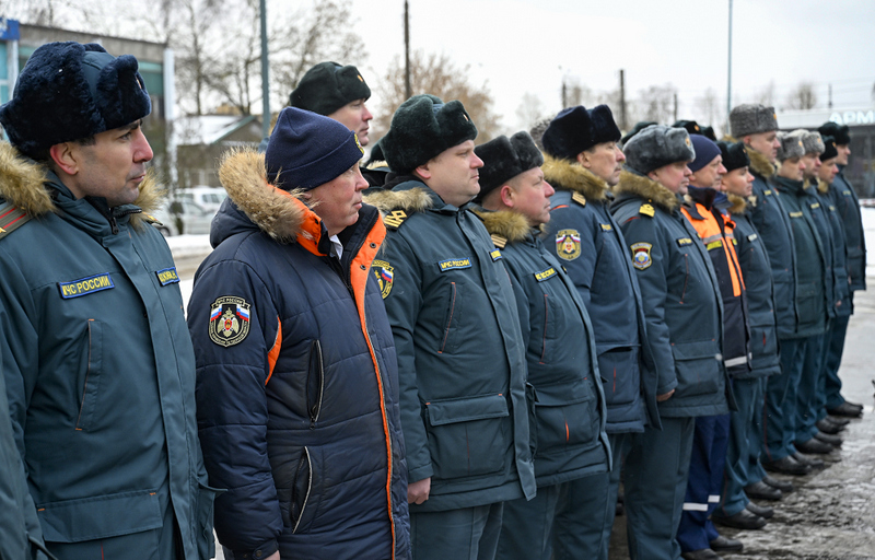 Временно исполняющий обязанности Губернатора Виталий Королев вручил региональные награды и передал спецтранспорт сотрудникам ГУ МЧС по Тверской области