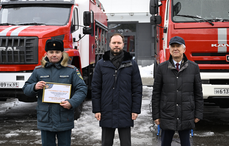 Временно исполняющий обязанности Губернатора Виталий Королев вручил региональные награды и передал спецтранспорт сотрудникам ГУ МЧС по Тверской области