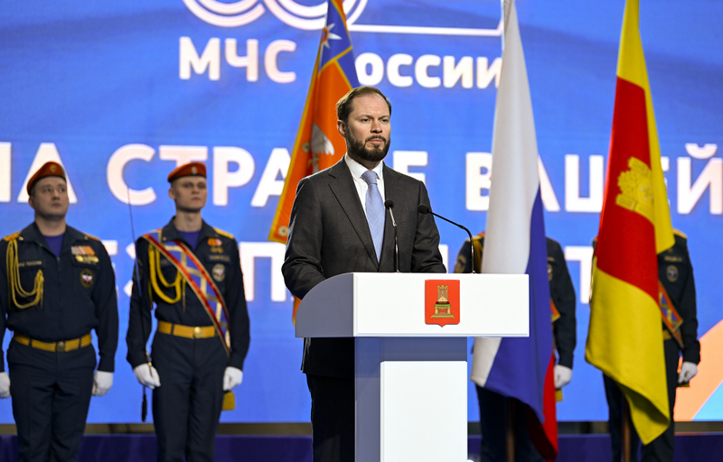 Временно исполняющий обязанности Губернатора Виталий Королев вручил региональные награды и передал спецтранспорт сотрудникам ГУ МЧС по Тверской области