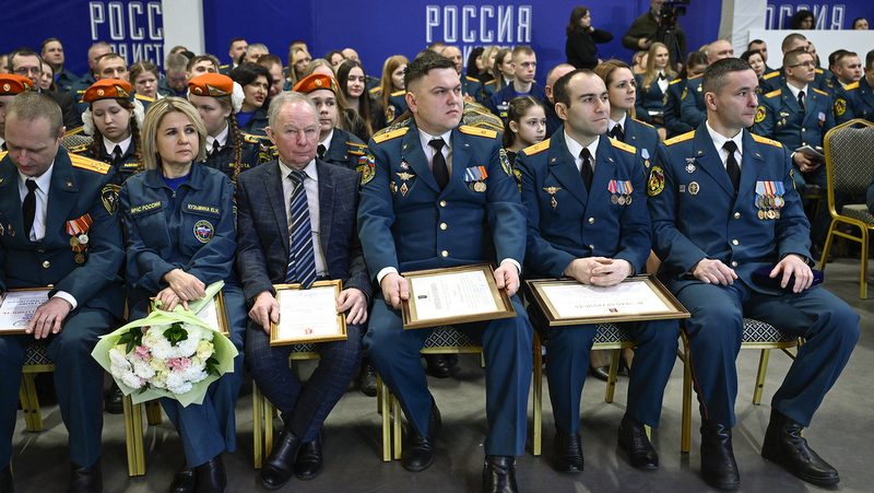 Временно исполняющий обязанности Губернатора Виталий Королев вручил региональные награды и передал спецтранспорт сотрудникам ГУ МЧС по Тверской области