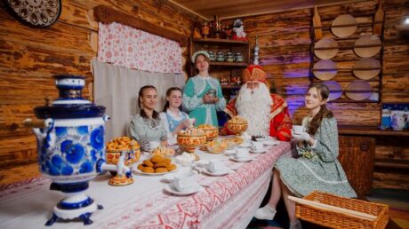 Расскажи, Снегурочка: в России вновь заработала горячая линия Деда Мороза и его помощников