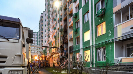 В жилом доме, пострадавшем в результате отражения атаки БПЛА в Твери, ведутся восстановительные работы