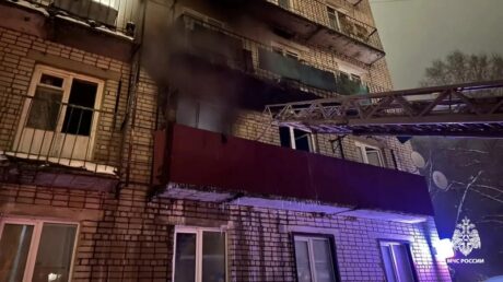 На пожаре в Старице эвакуировали 15 человек