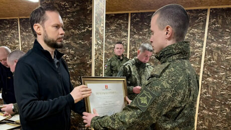 Врио Губернатора Тверской области Виталий Королев в канун Дня защитника Отечества в зоне проведения СВО вручил государственные и региональные награды тверским артиллеристам