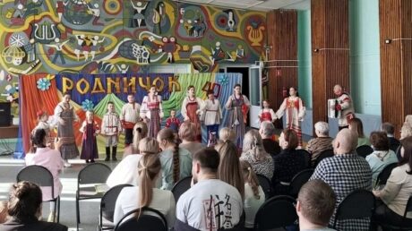 Старичане тепло поздравили «Родничок»