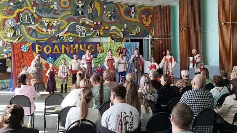 Старичане тепло поздравили «Родничок»