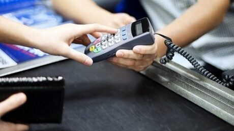 Более 995 миллионов рублей наличными на кассе сняли жители Верхневолжья