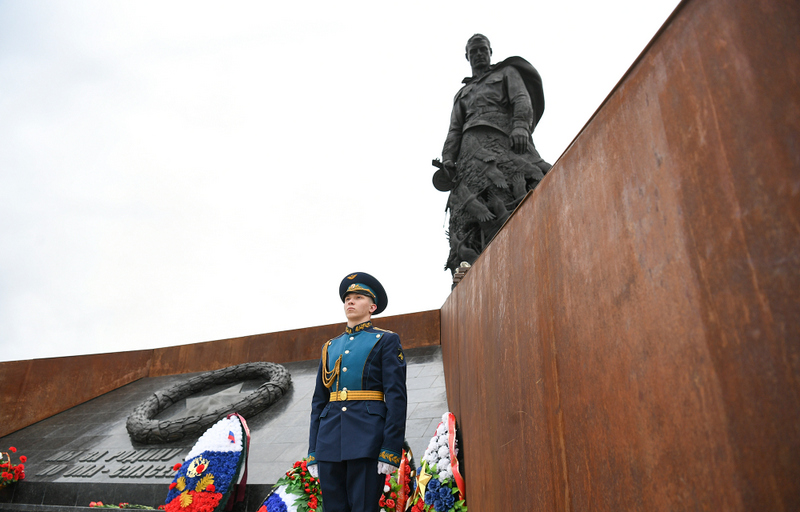 Виталий Королев на Ржевском мемориале Советскому солдату вместе с ветеранами, молодёжью, жителями Тверской области почтил память освободителей