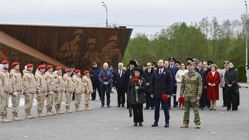 Виталий Королев на Ржевском мемориале Советскому солдату вместе с ветеранами, молодёжью, жителями Тверской области почтил память освободителей