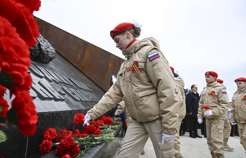 Виталий Королев на Ржевском мемориале Советскому солдату вместе с ветеранами, молодёжью, жителями Тверской области почтил память освободителей