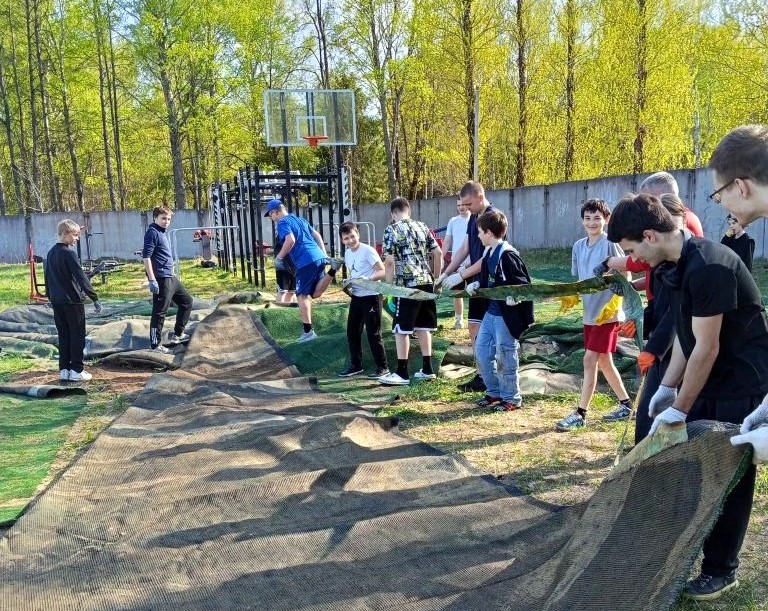 Спортсмены привели в порядок городской стадион