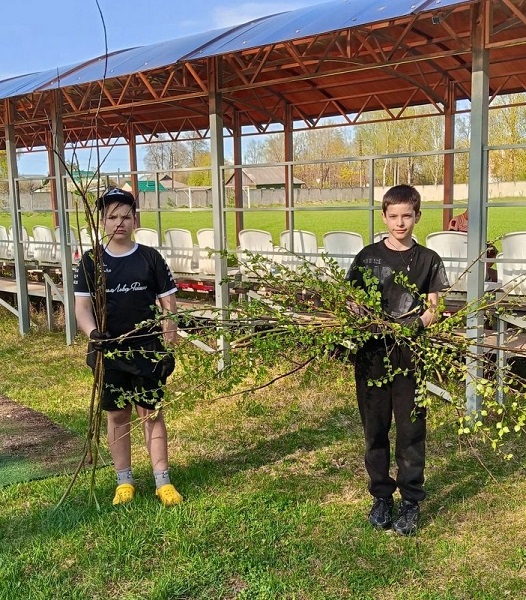 Спортсмены привели в порядок городской стадион
