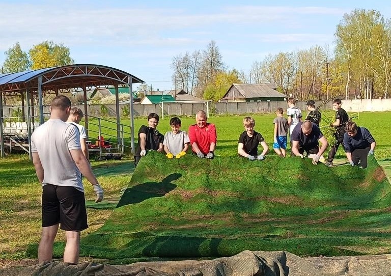 Спортсмены привели в порядок городской стадион