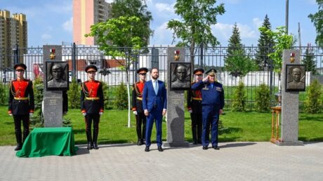 Виталий Королев открыл стелы, увековечивающие подвиги Героев России, выпускников Тверского суворовского училища Василия Марзоева и Павла Ендовицкого