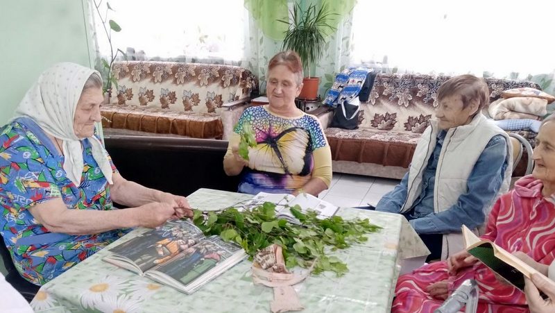 Троицу встречаем, берёзку наряжаем