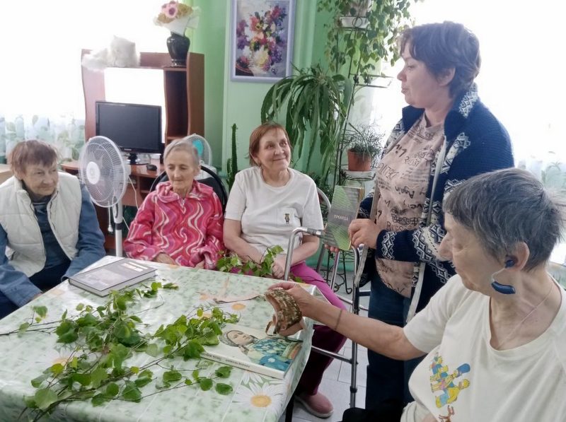 Троицу встречаем, берёзку наряжаем
