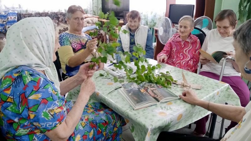Троицу встречаем, берёзку наряжаем