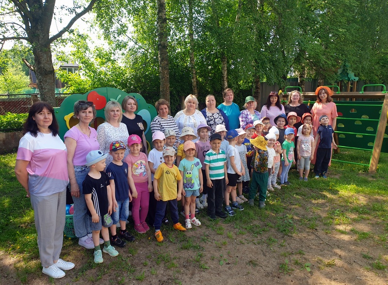 На новой детской площадке весело было всем