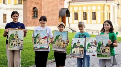 Юные художники Старицы запечатлели красоту древней обители