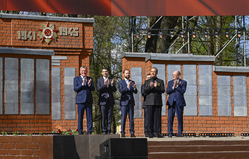 Дмитрий Медведев и Виталий Королев зажгли Вечный огонь на Аллее памяти в городе Торжке Тверской области