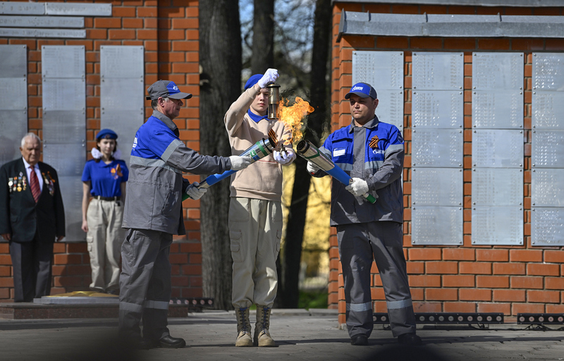 Дмитрий Медведев и Виталий Королев зажгли Вечный огонь на Аллее памяти в городе Торжке Тверской области