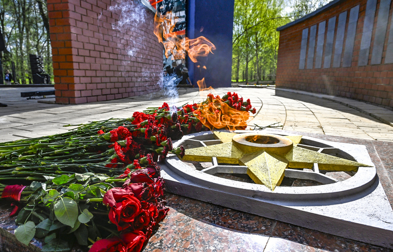 Дмитрий Медведев и Виталий Королев зажгли Вечный огонь на Аллее памяти в городе Торжке Тверской области