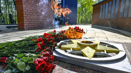 Дмитрий Медведев и Виталий Королев зажгли Вечный огонь на Аллее памяти в городе Торжке Тверской области