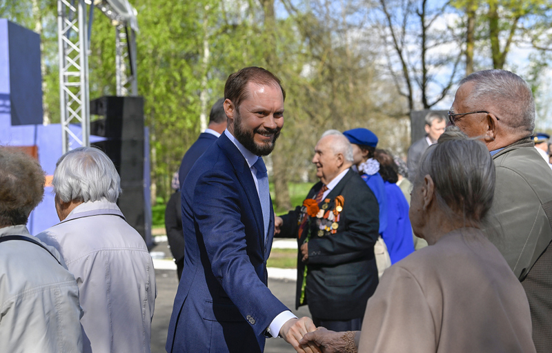Дмитрий Медведев и Виталий Королев зажгли Вечный огонь на Аллее памяти в городе Торжке Тверской области