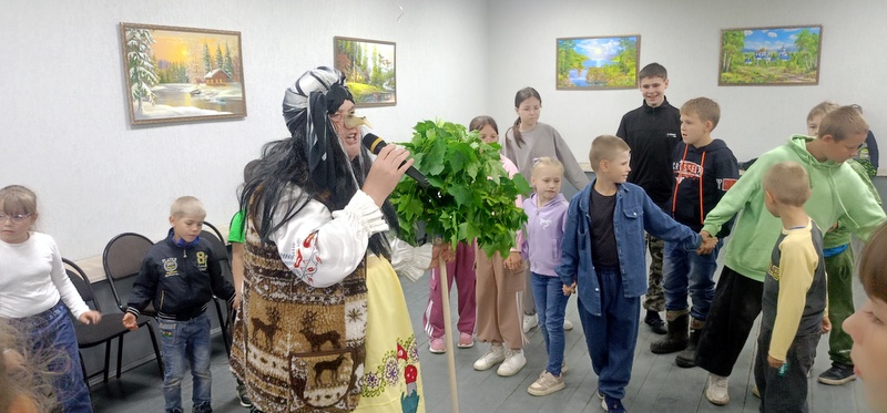 «По ступам!» - Бабки-Ёжки со всех деревень поздравили подружку