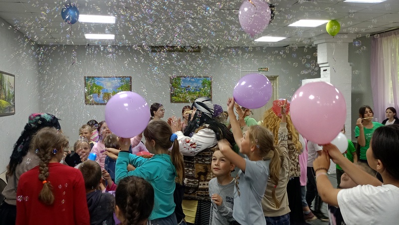 «По ступам!» - Бабки-Ёжки со всех деревень поздравили подружку