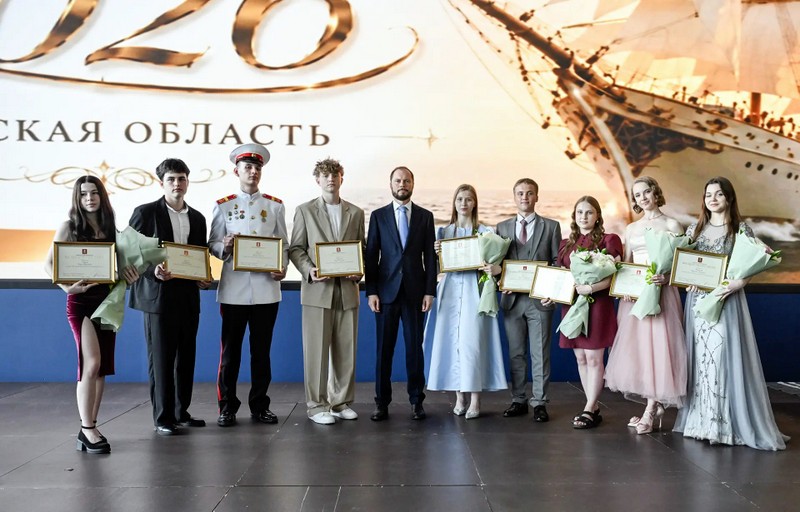 Виталий Королев выпускникам - отличникам: «Очень хотелось бы, чтобы вы нашли свое место в Тверской области»